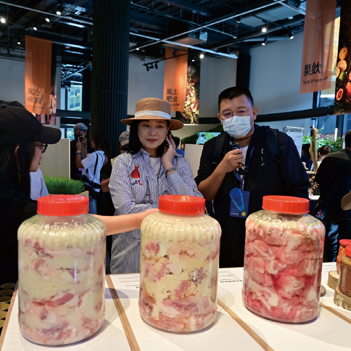 觀光署長陳玉秀手寫「想住台東」！盛讚東博展現慢經濟魅力