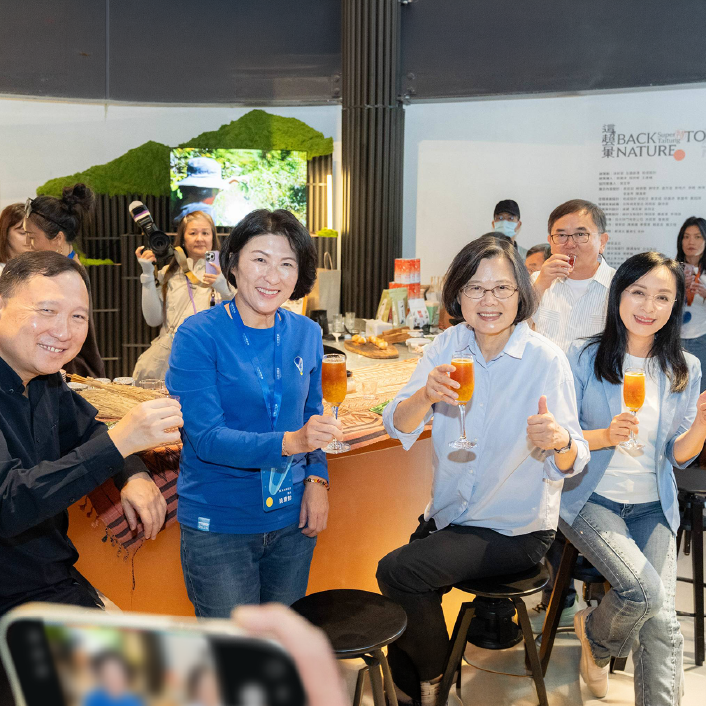 蔡英文前總統參訪2026台東博覽會　饒慶鈴陪同走訪未來超市及熱氣球館